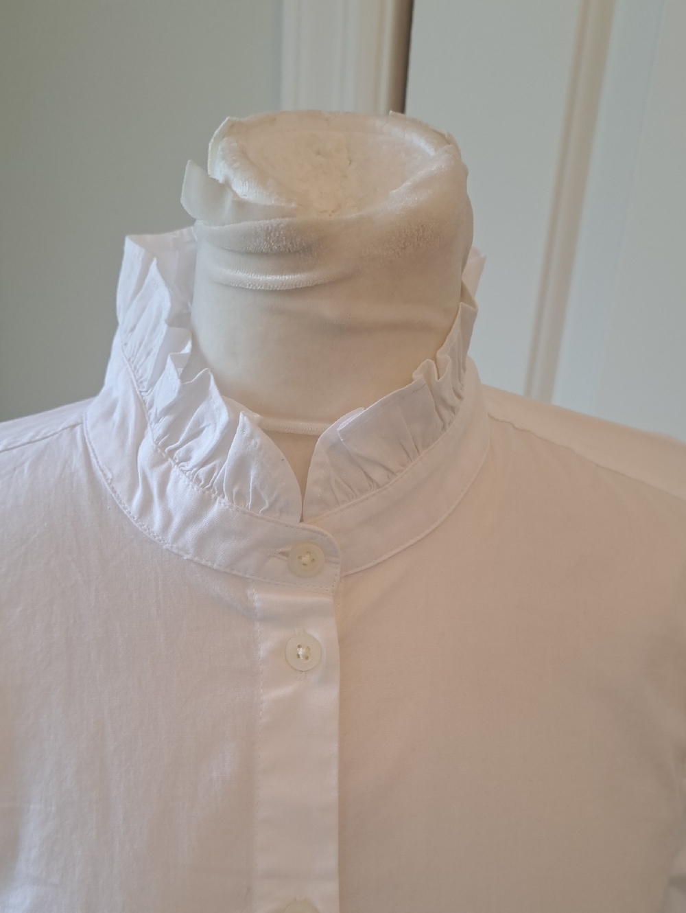 NWT J.Crew Womens Classic Preppy White Cotton Ruffle Trim Button Down Shirt SM - Picture 2 of 8